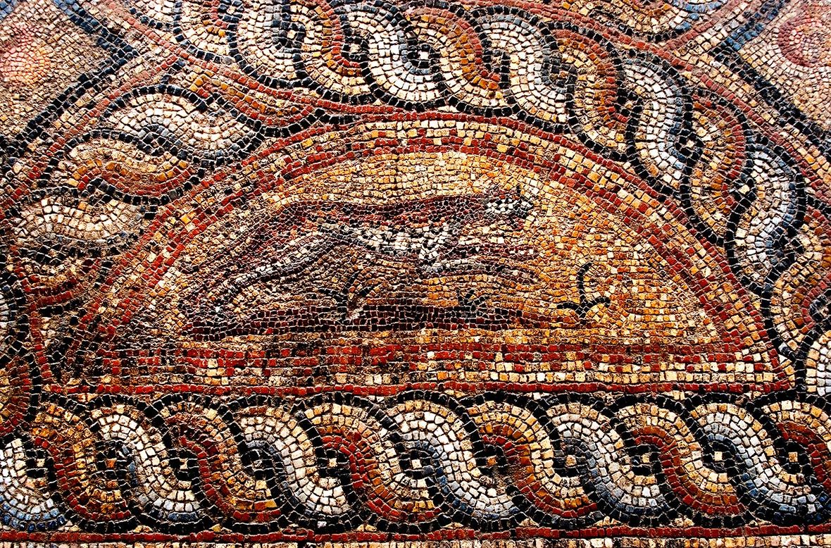 Portiko mozaiğinde yer alan panter figürü
